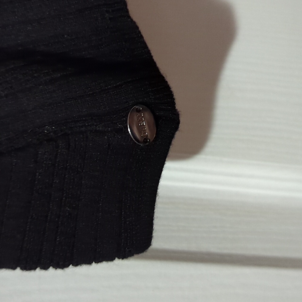 GUESS Ribbed V-Neck Low Back Sweater - Picture 4 of 5